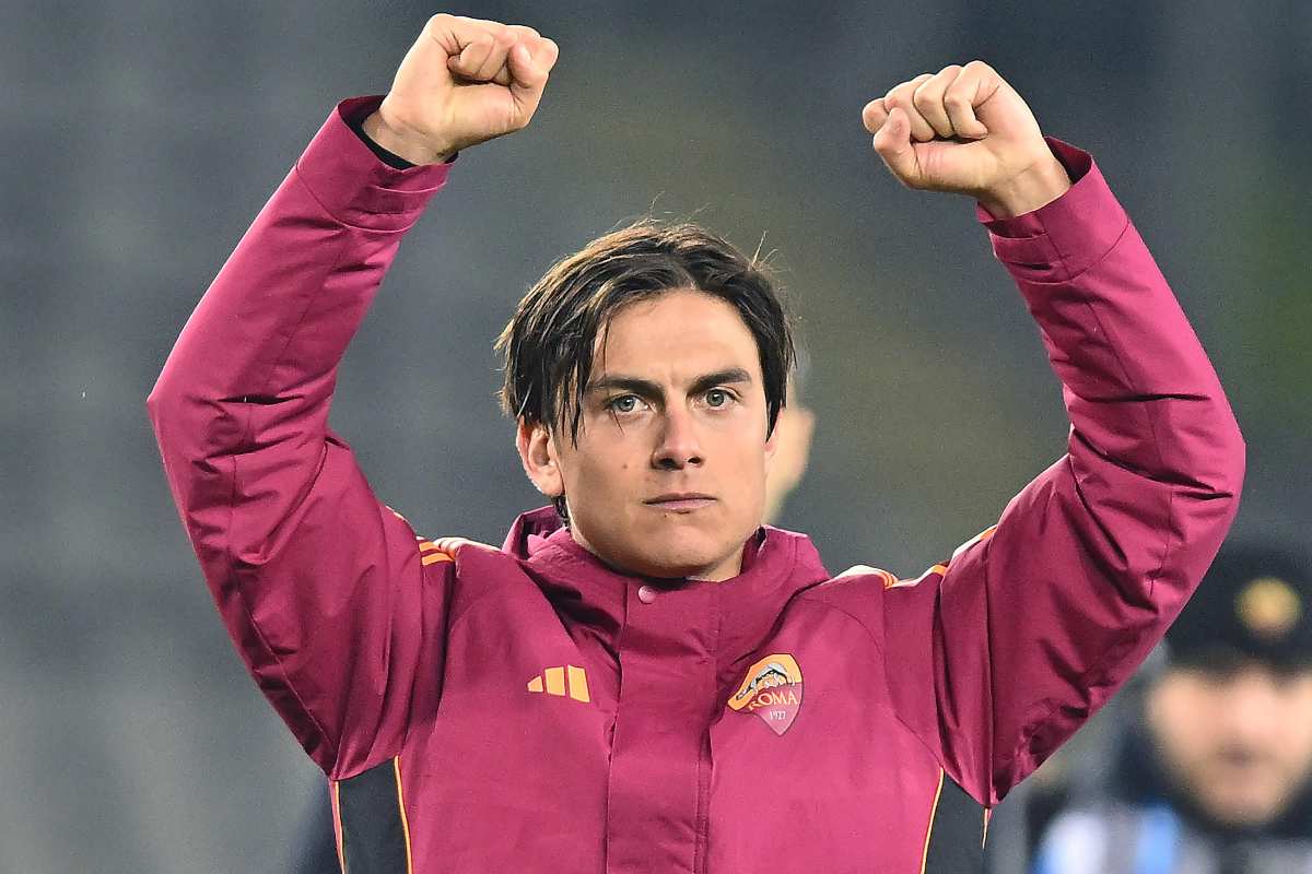 dybala alza le mani al cielo