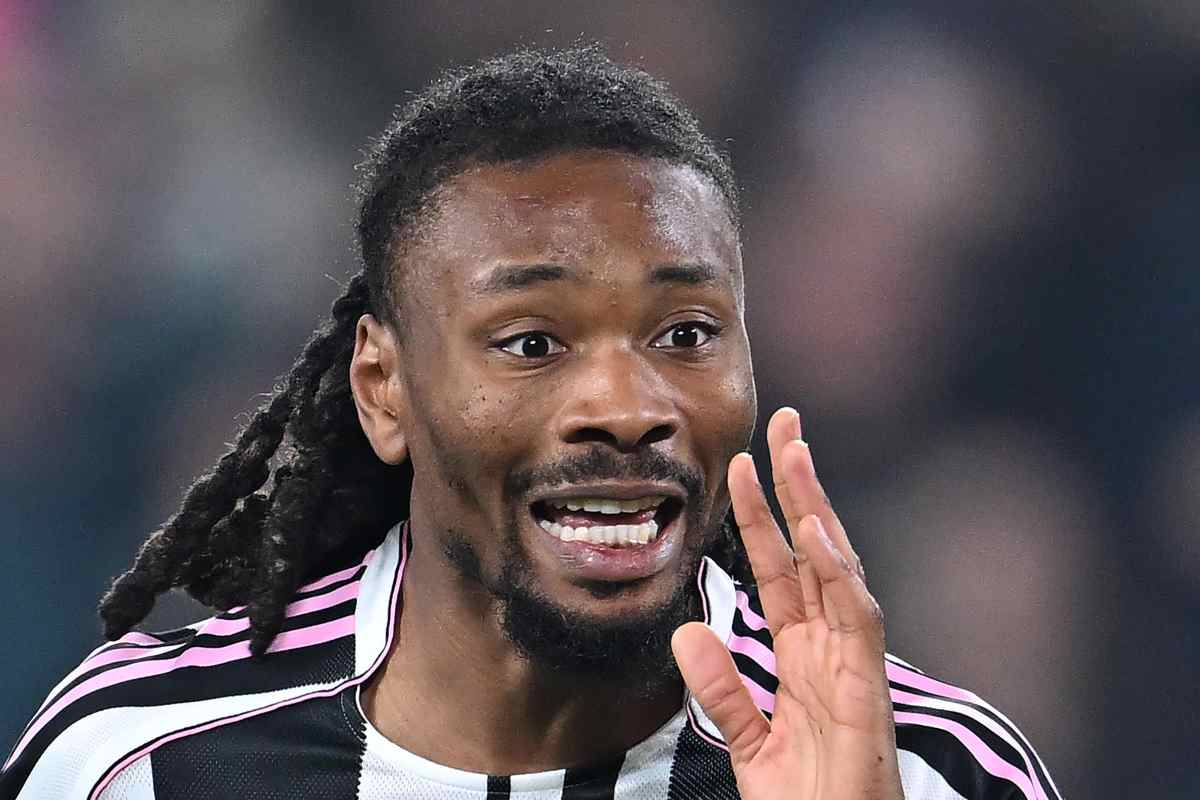 thuram con la mano sulla bocca