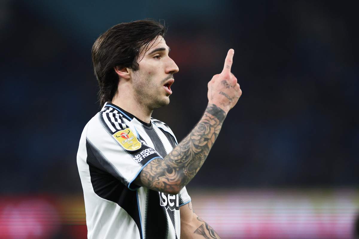 tonali fa segno uno con la mano