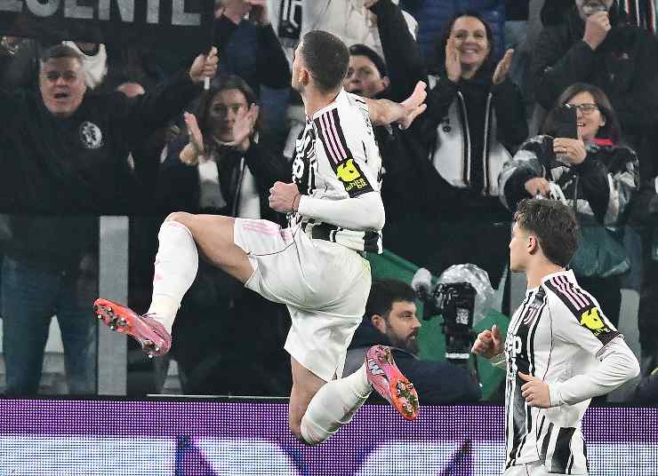 vlahovic salta ed esulta dopo un gol