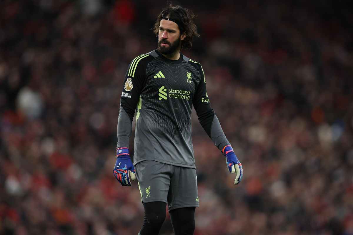 Alisson tra i pali con la maglia del Liverpool