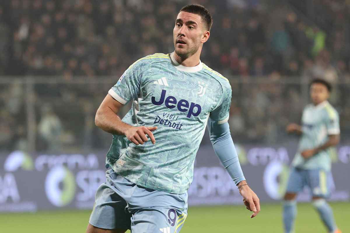 Dusan Vlahovic in campo con la maglia della Juve