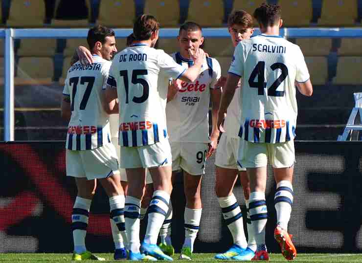 I calciatori dell'Atalanta esultano dopo un gol