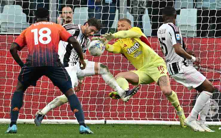 Michele Di Gregorio impegnato in una parata contro il Genoa