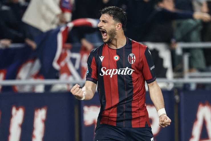 Riccardo Orsolini esulta dopo un gol