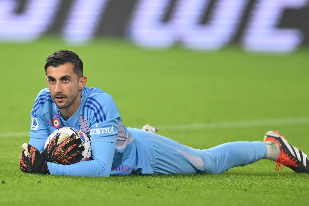 perin blocca la palla a terra