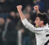 andrea cambiaso alza le mani per esultare